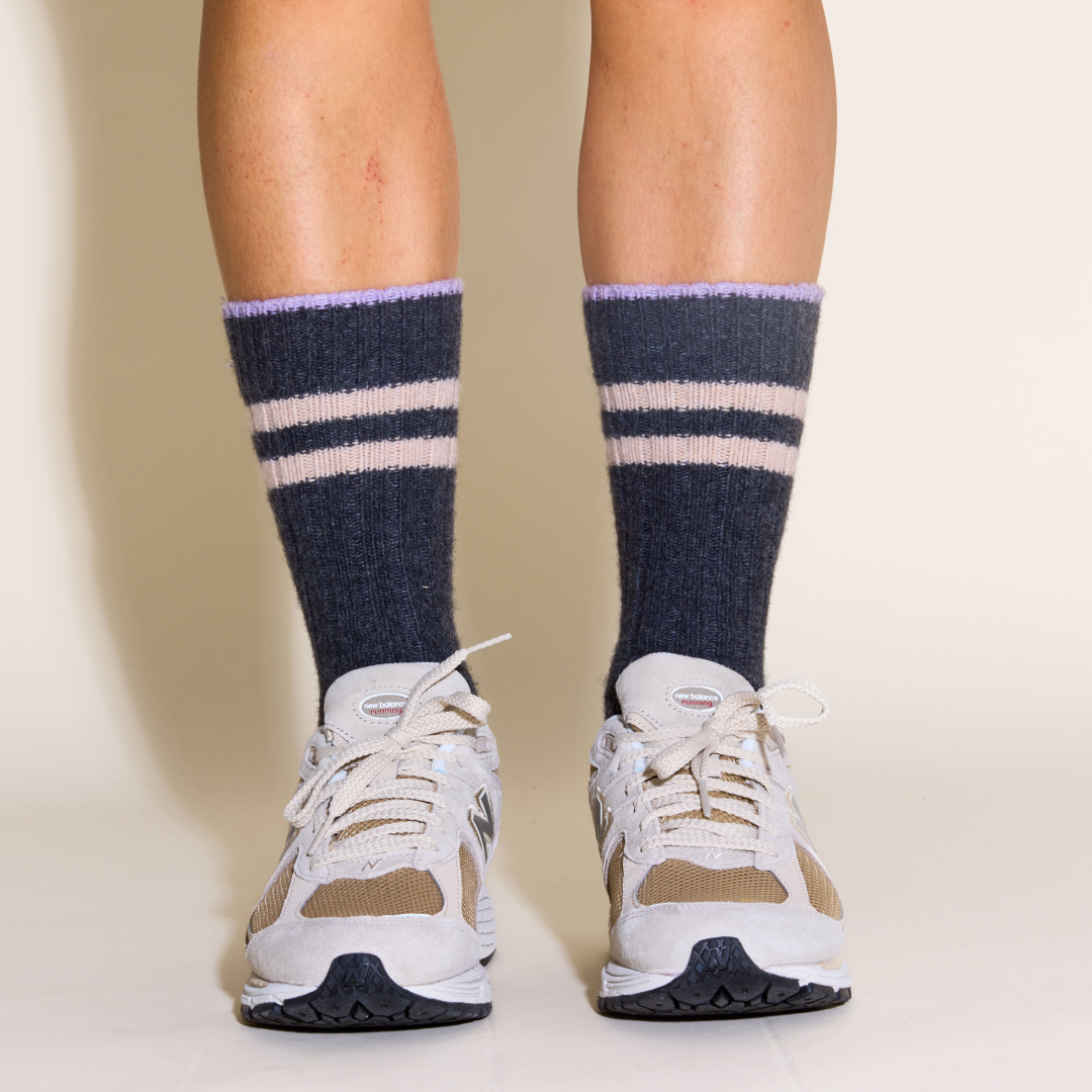 Dicke Stricksocken aus Wolle in Grau