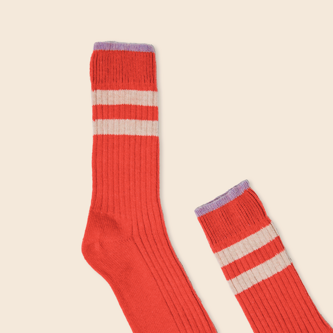 Dünne Stricksocken aus Wolle in popeia Rot