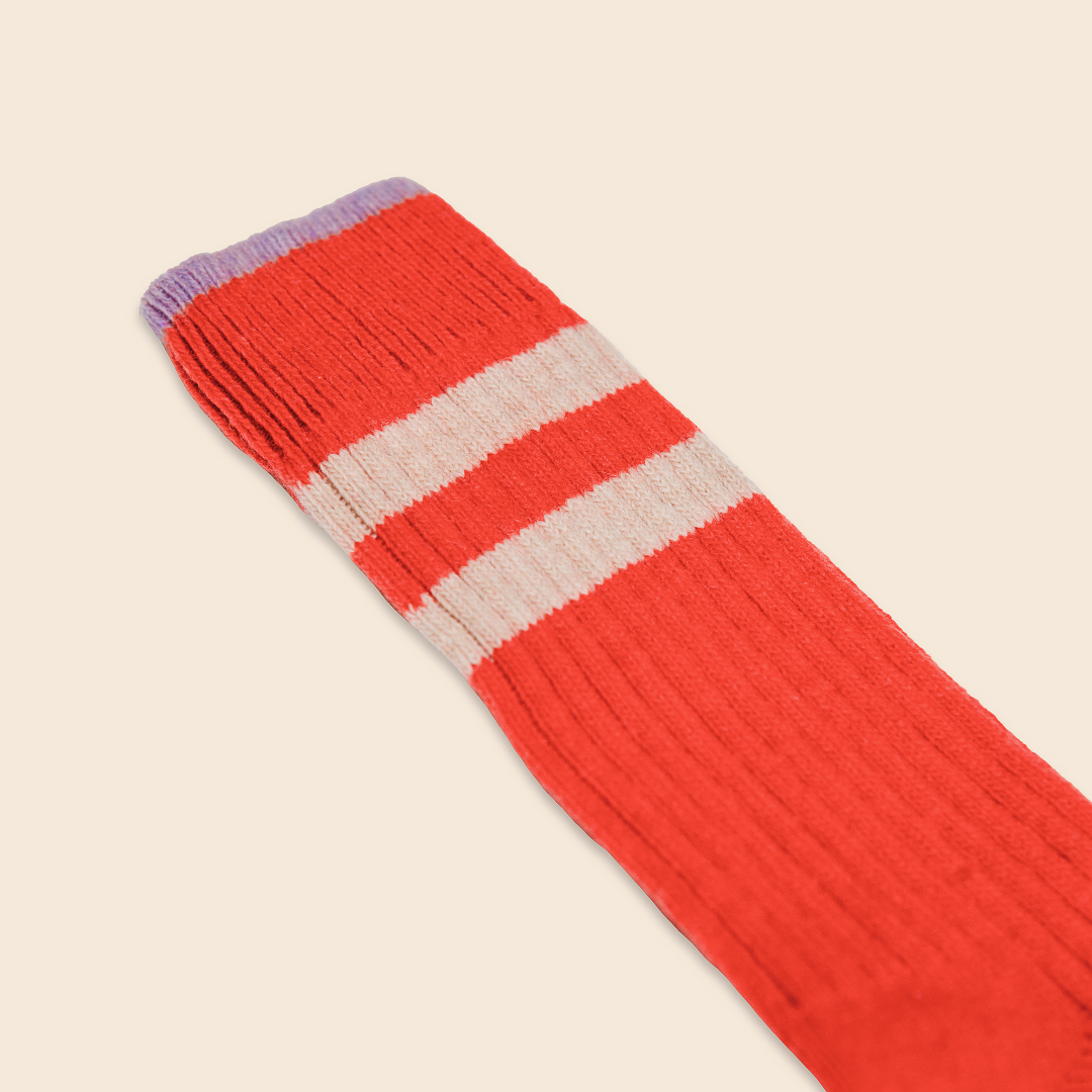 Dünne Stricksocken aus Wolle in popeia Rot