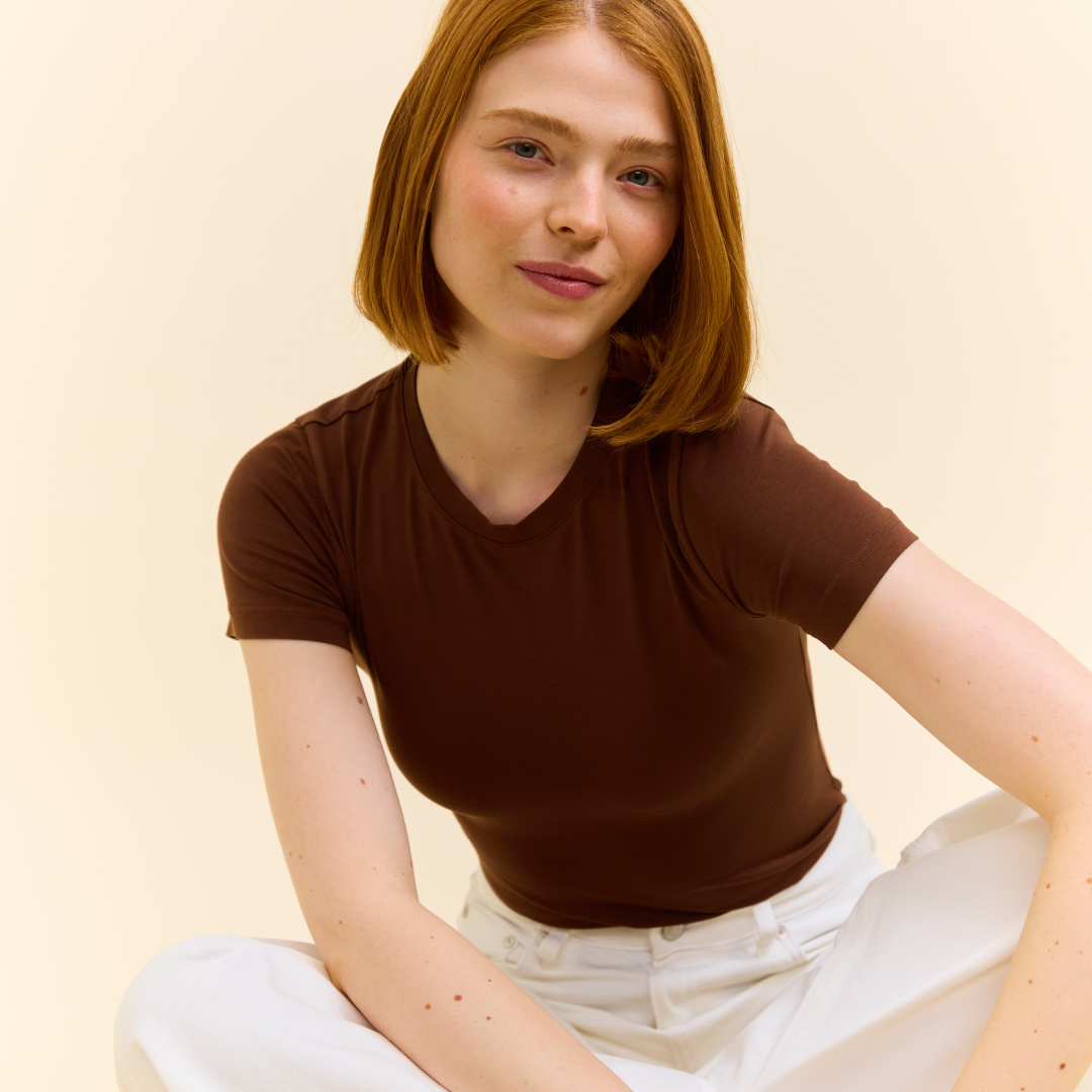 Tight T-Shirt aus Bio-Baumwolle in Dunkelbraun