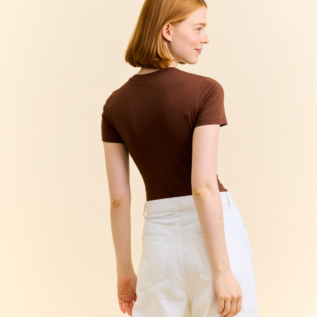 Tight T-Shirt aus Bio-Baumwolle in Dunkelbraun