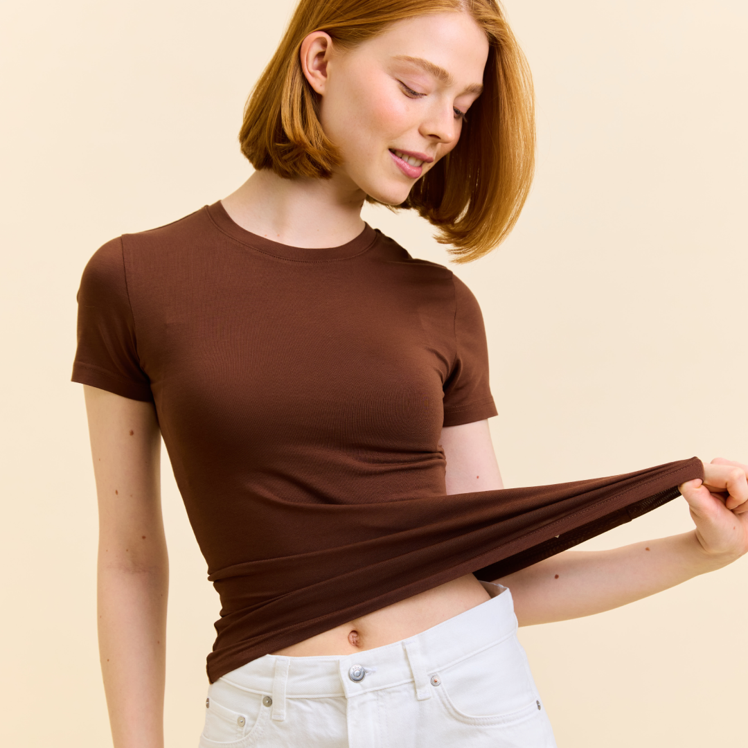 Tight T-Shirt aus Bio-Baumwolle in Dunkelbraun