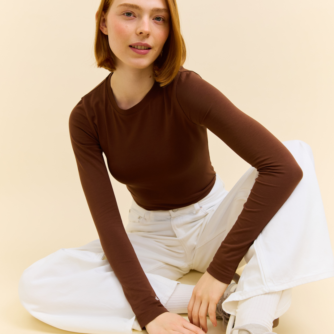Tight Langarmshirt aus Bio-Baumwolle in Dunkelbraun