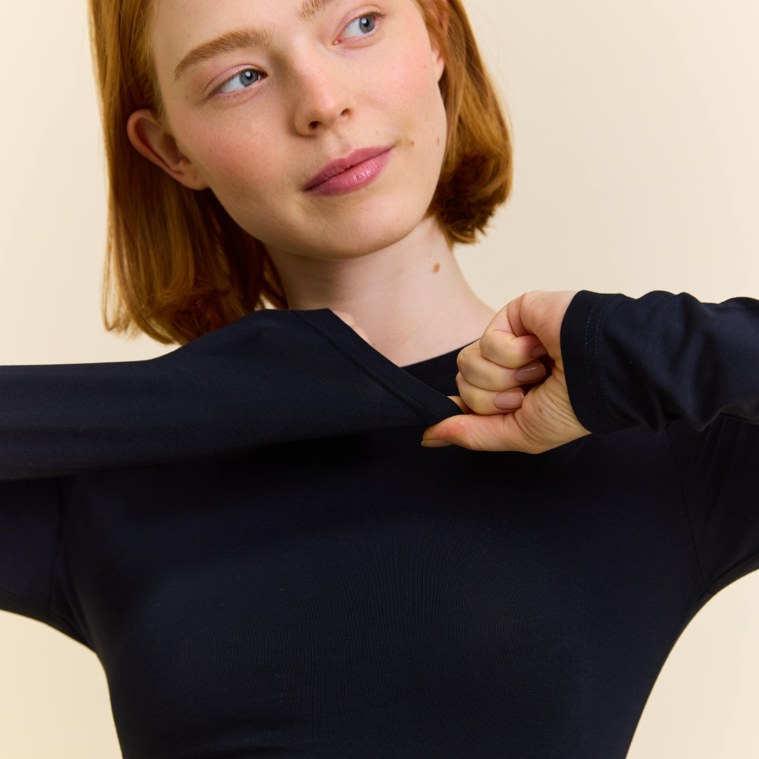 Tight Langarmshirt aus Bio-Baumwolle in Schwarz