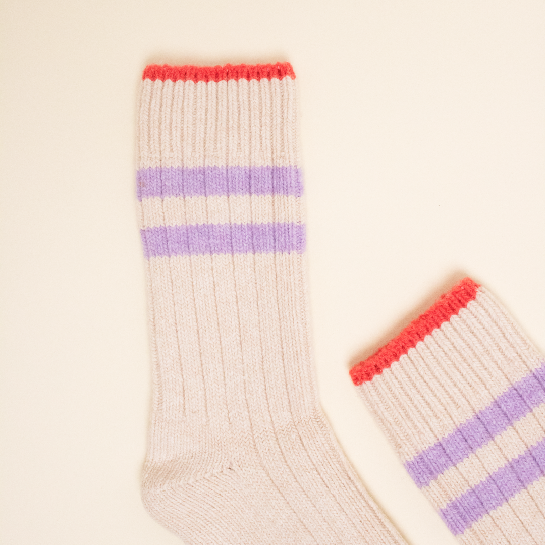 Dicke Stricksocken aus Wolle in Ecru