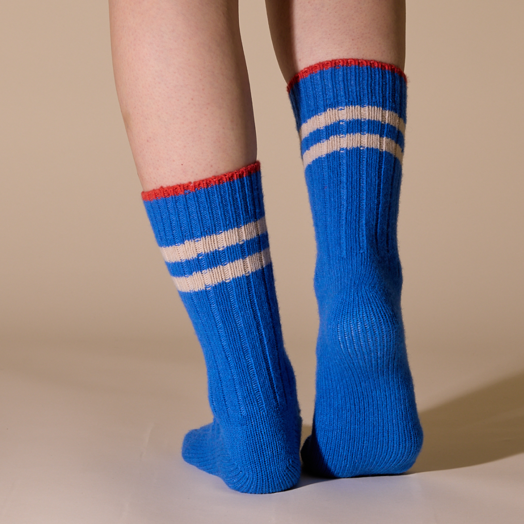 Dicke Stricksocken aus Wolle in Königsblau