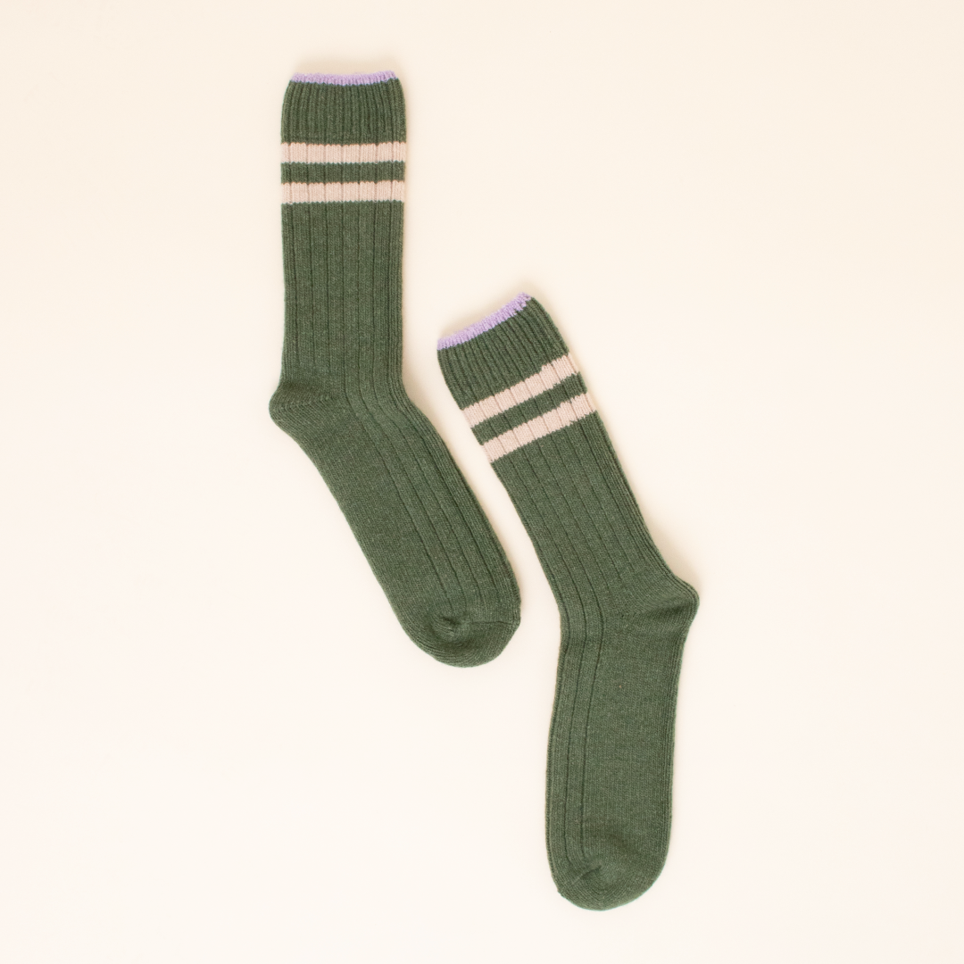 Dicke Stricksocken aus Wolle in Grün