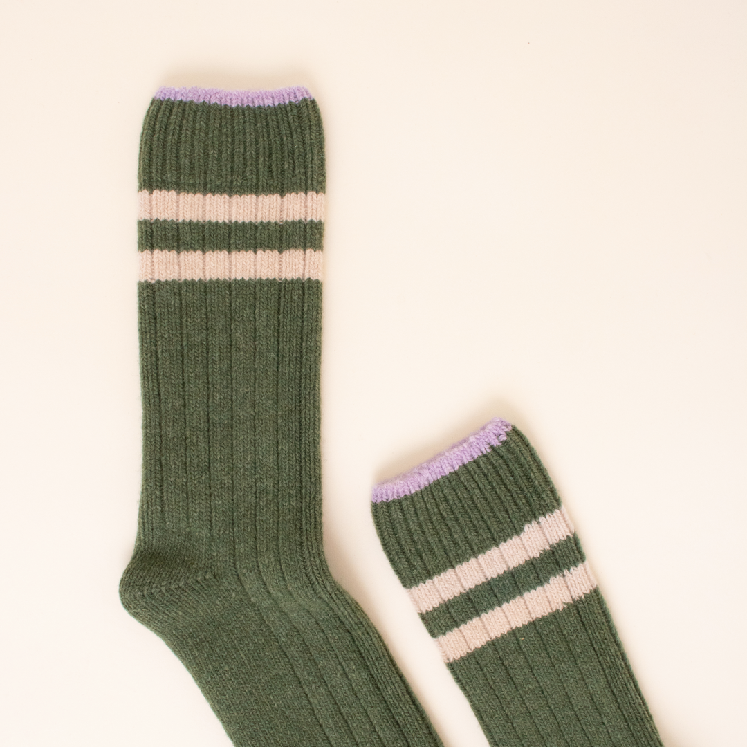 Dicke Stricksocken aus Wolle in Grün