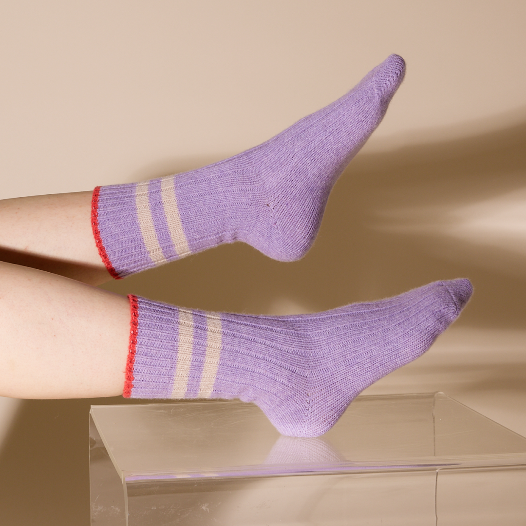 Dicke Stricksocken aus Wolle in Lila