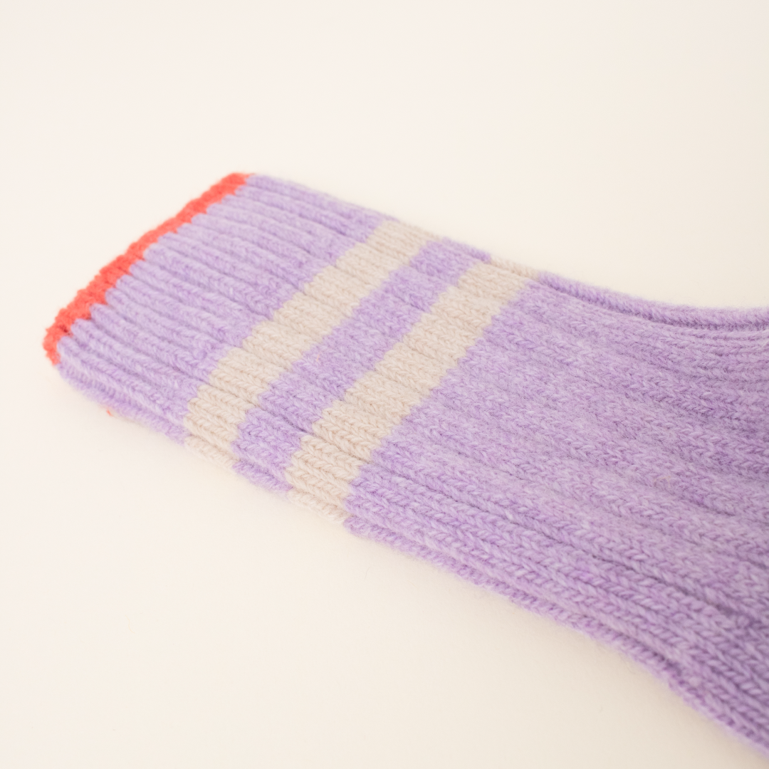 Dicke Stricksocken aus Wolle in Lila