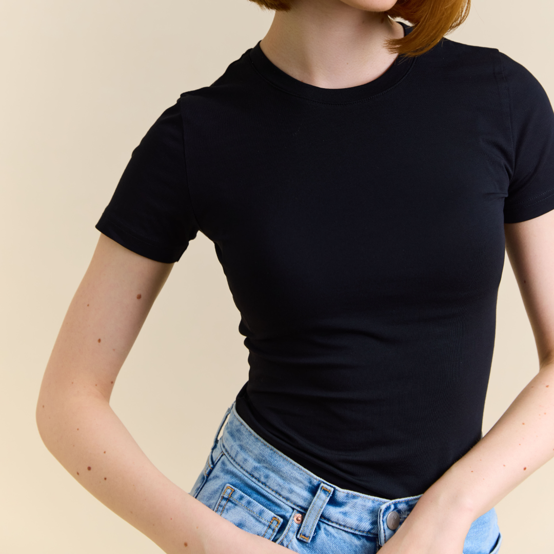 Tight T-Shirt aus Bio-Baumwolle in Schwarz