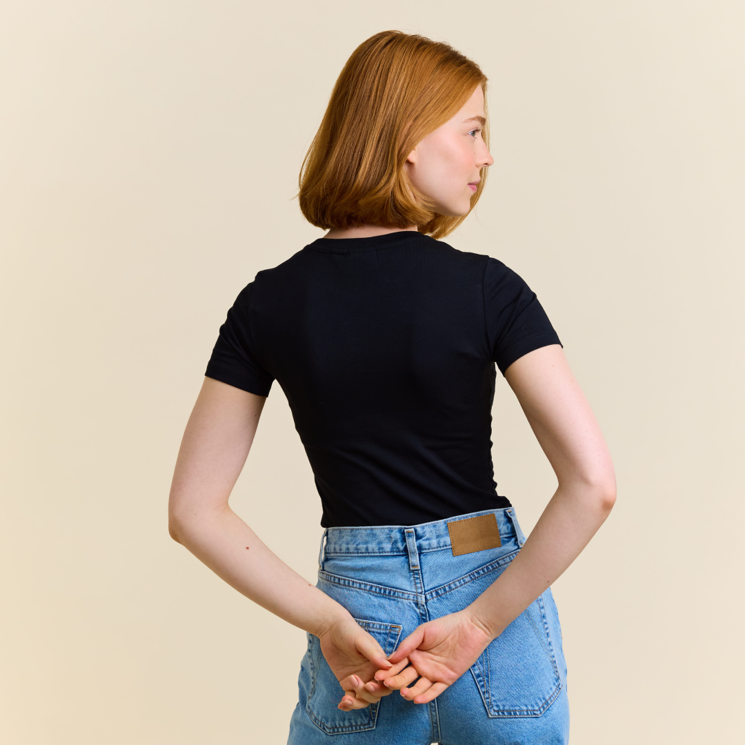 Tight T-Shirt aus Bio-Baumwolle in Schwarz