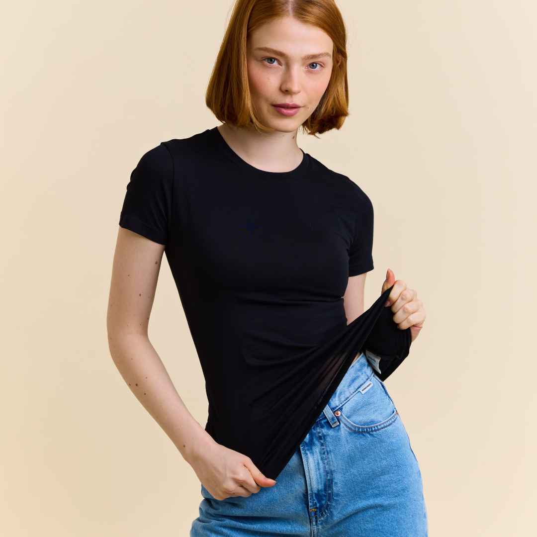 Tight T-Shirt aus Bio-Baumwolle in Schwarz