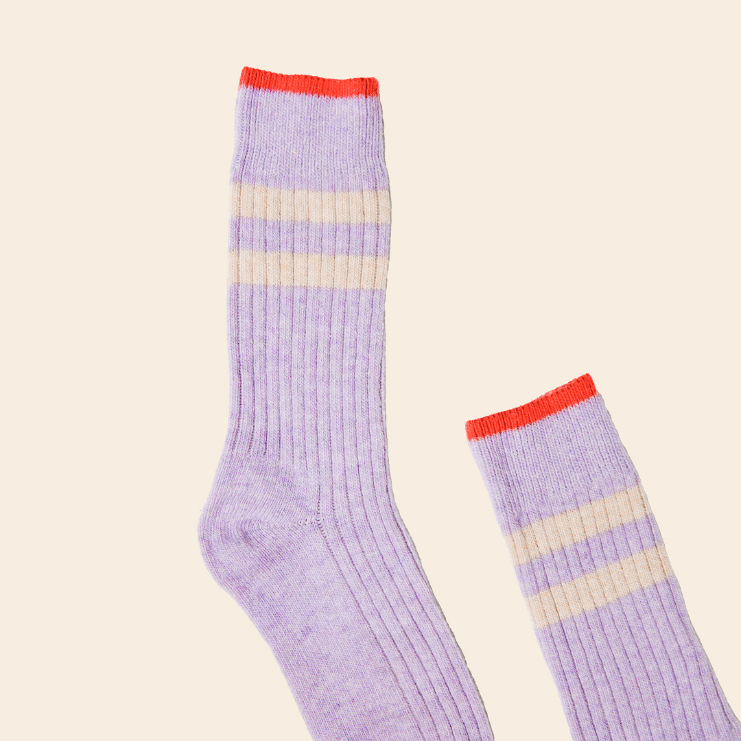 Dünne Stricksocken aus Wolle in Lila