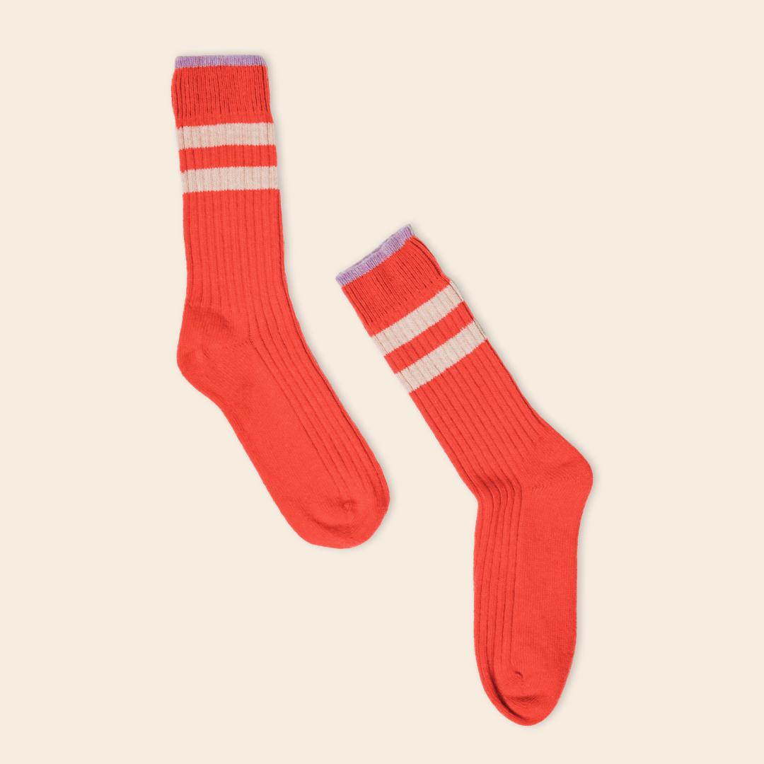 Dünne Stricksocken aus Wolle in popeia Rot