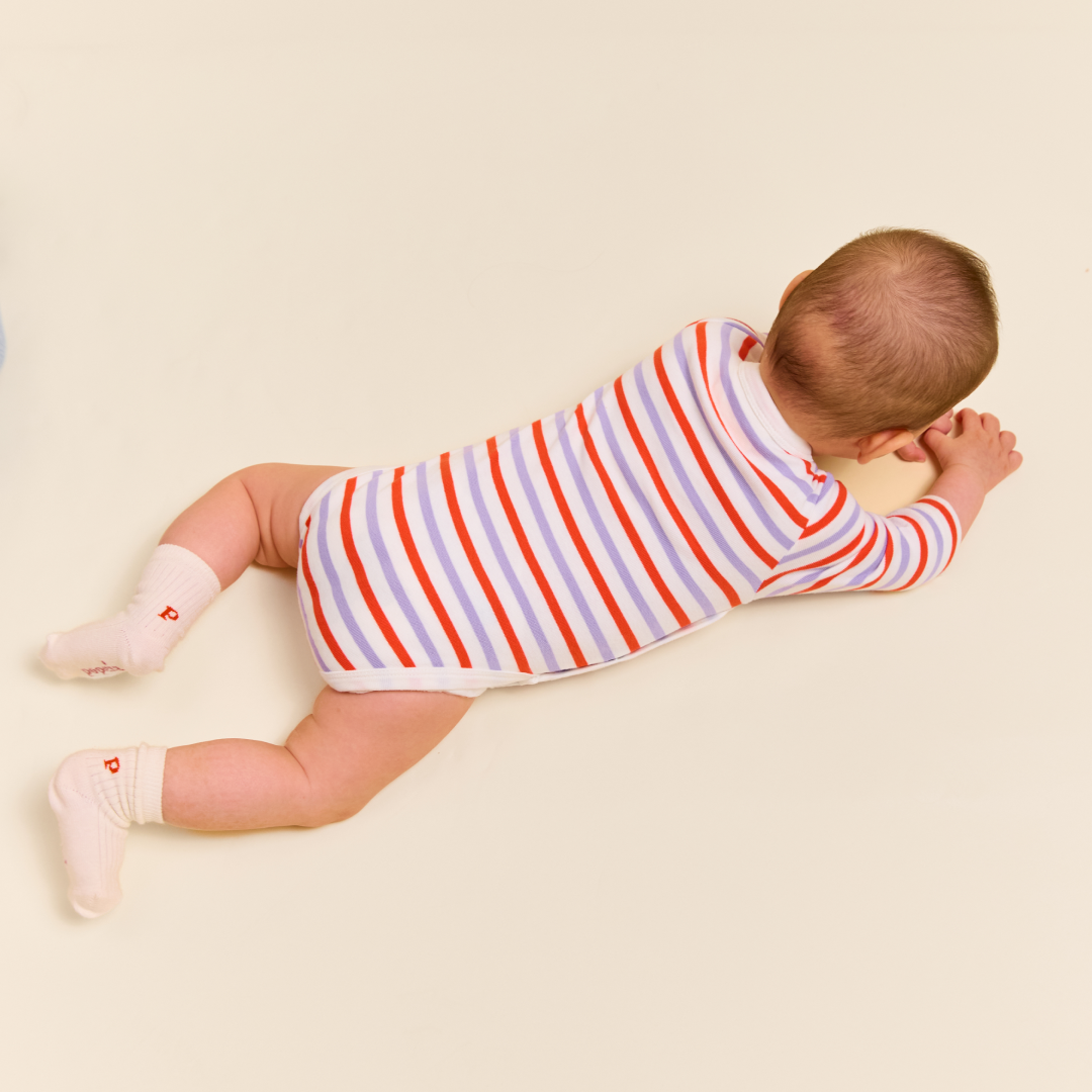 Baby Body Gestreift aus Bio-Baumwolle in Lila/Rot/Weiß