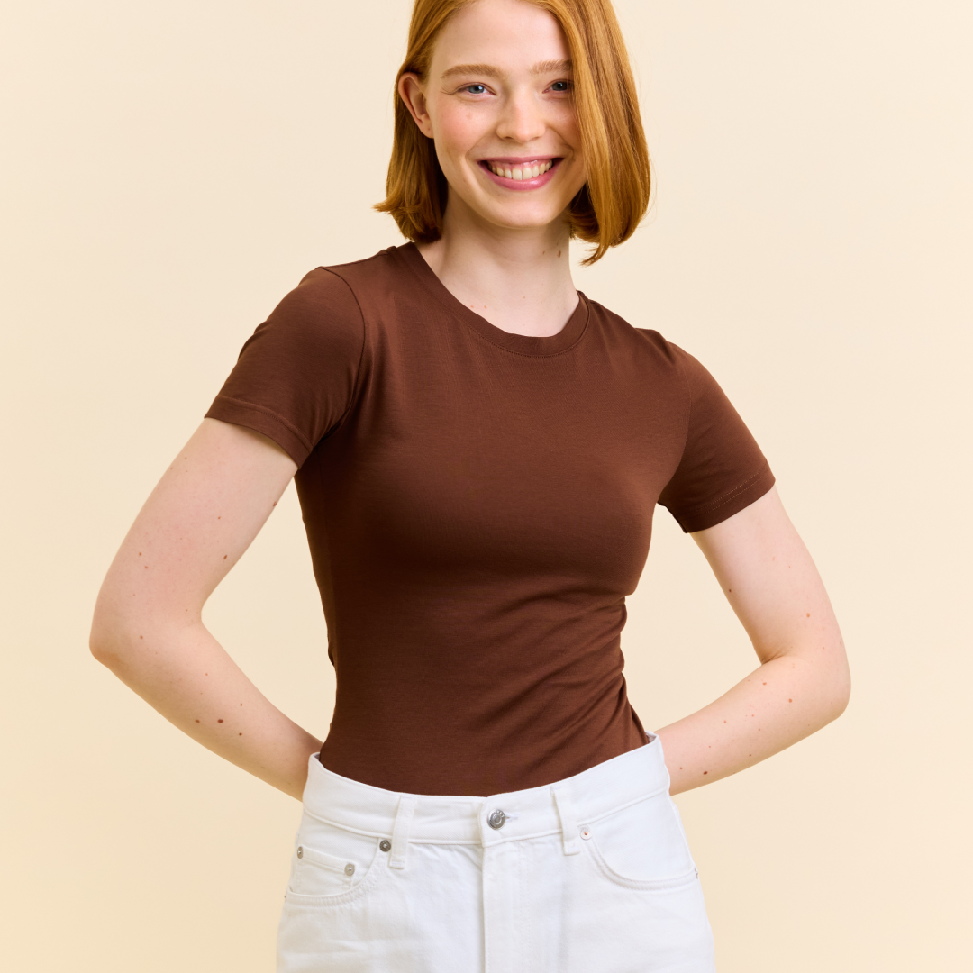 Tight T-Shirt aus Bio-Baumwolle in Dunkelbraun