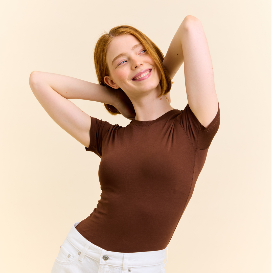 Tight T-Shirt aus Bio-Baumwolle in Dunkelbraun