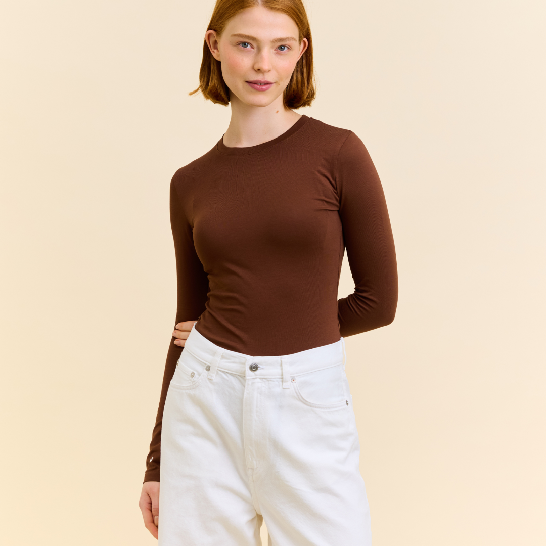 Tight Langarmshirt aus Bio-Baumwolle in Dunkelbraun