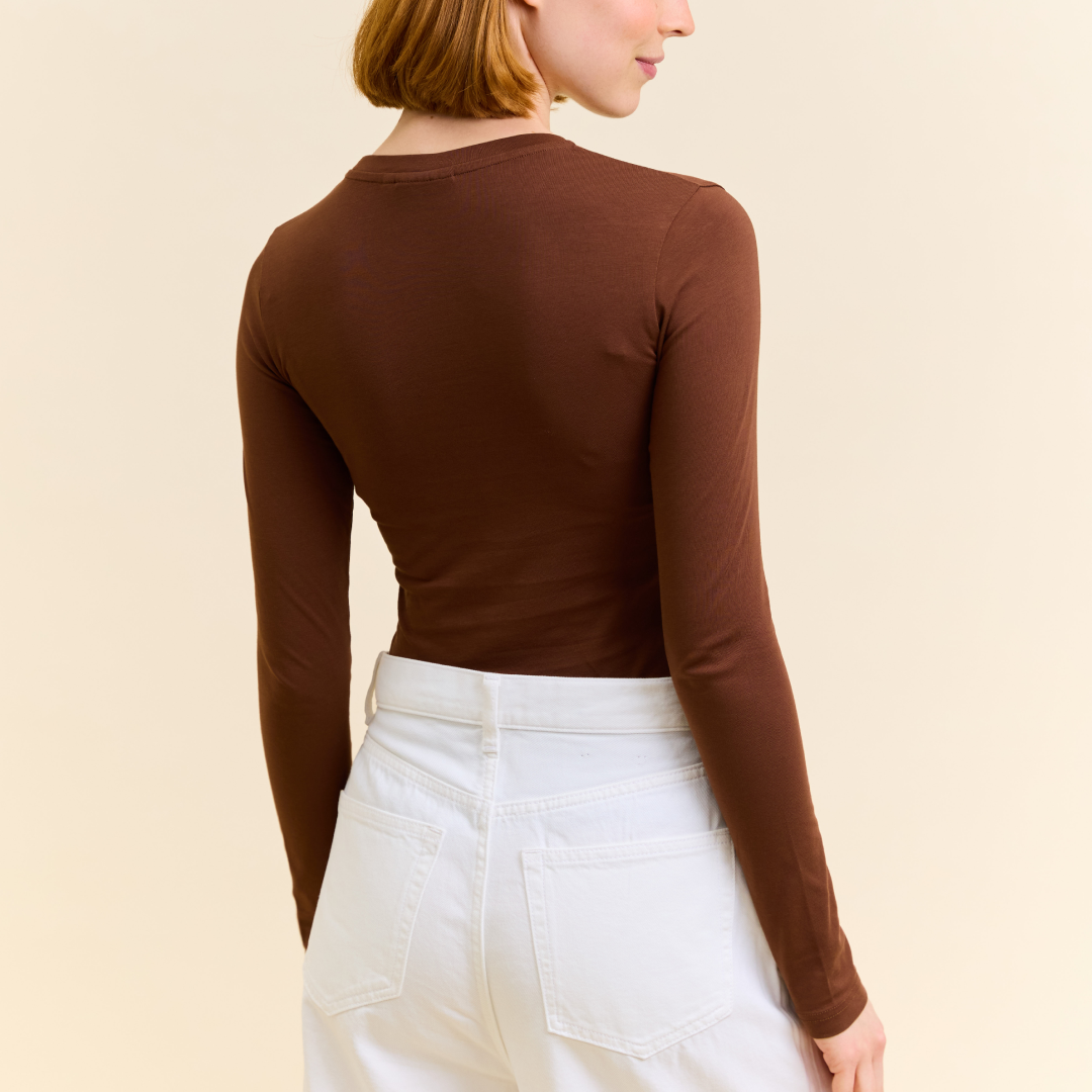 Tight Langarmshirt aus Bio-Baumwolle in Dunkelbraun