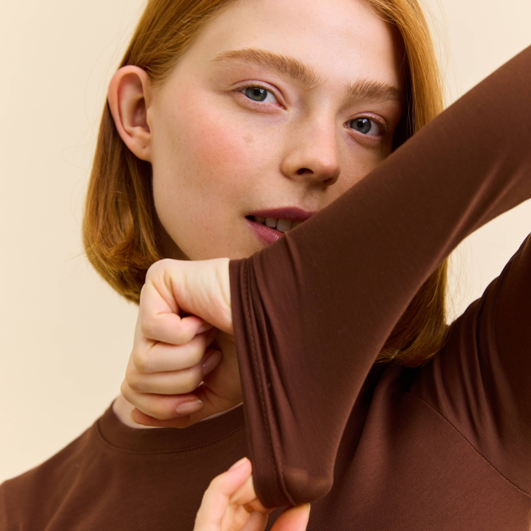 Tight Langarmshirt aus Bio-Baumwolle in Dunkelbraun