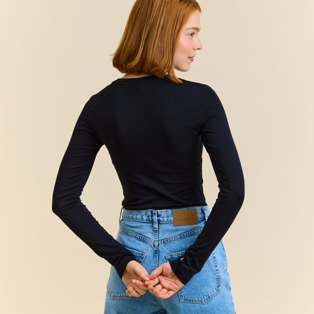 Tight Langarmshirt aus Bio-Baumwolle in Schwarz