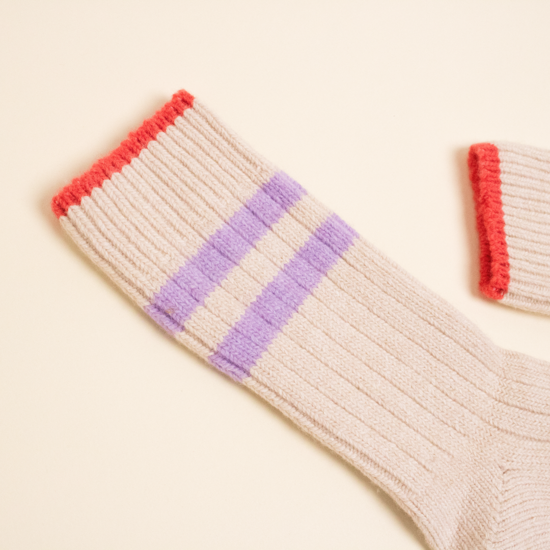 Dicke Stricksocken aus Wolle in Ecru
