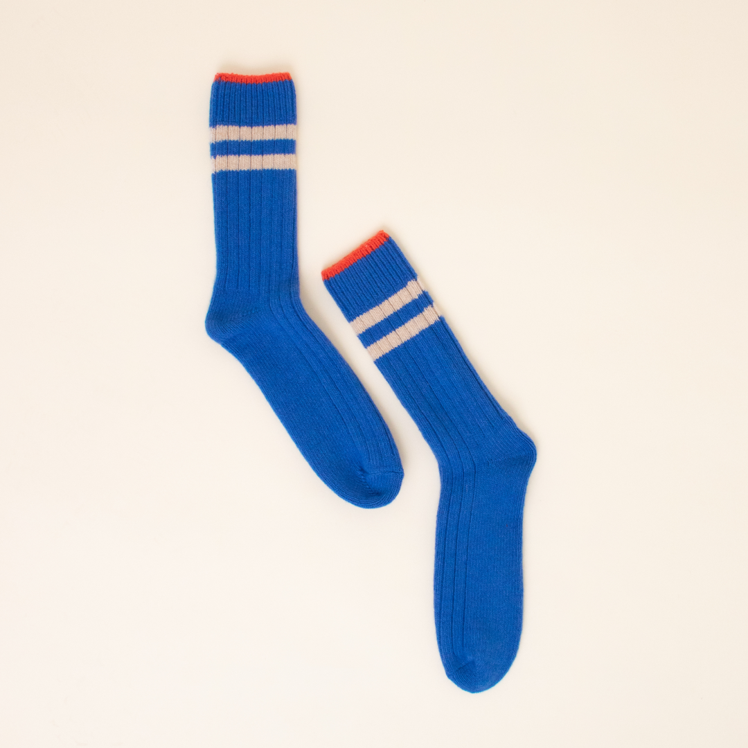 Dicke Stricksocken aus Wolle in Königsblau