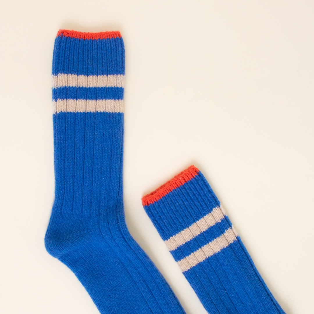 Dicke Stricksocken aus Wolle in Königsblau