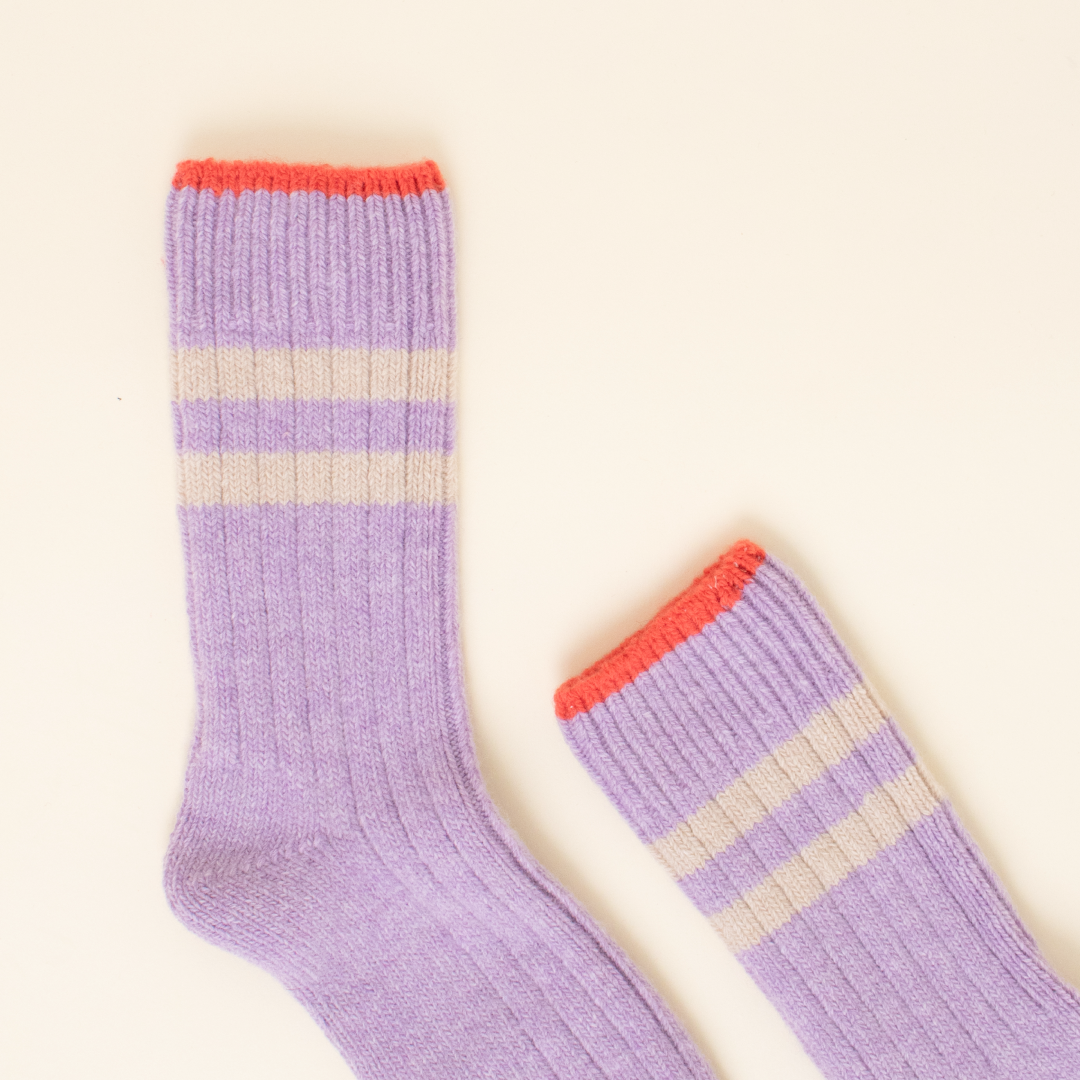 Dicke Stricksocken aus Wolle in Lila