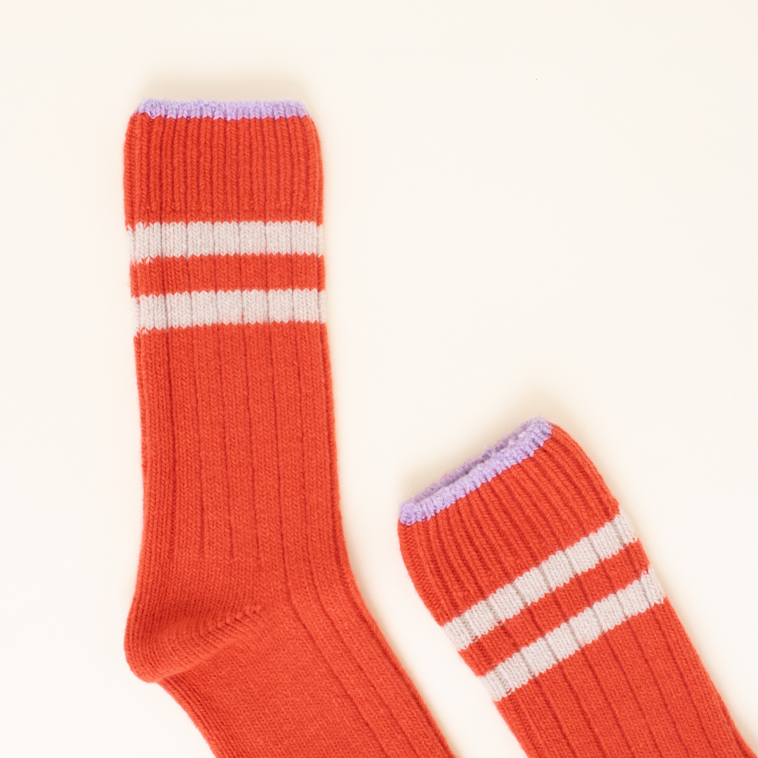 Dicke Stricksocken aus Wolle in popeia Rot