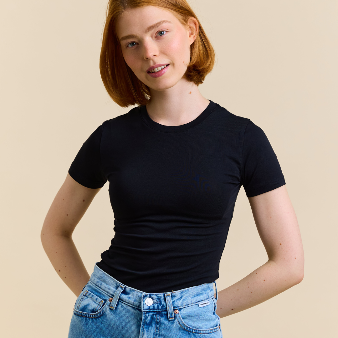 Tight T-Shirt aus Bio-Baumwolle in Schwarz