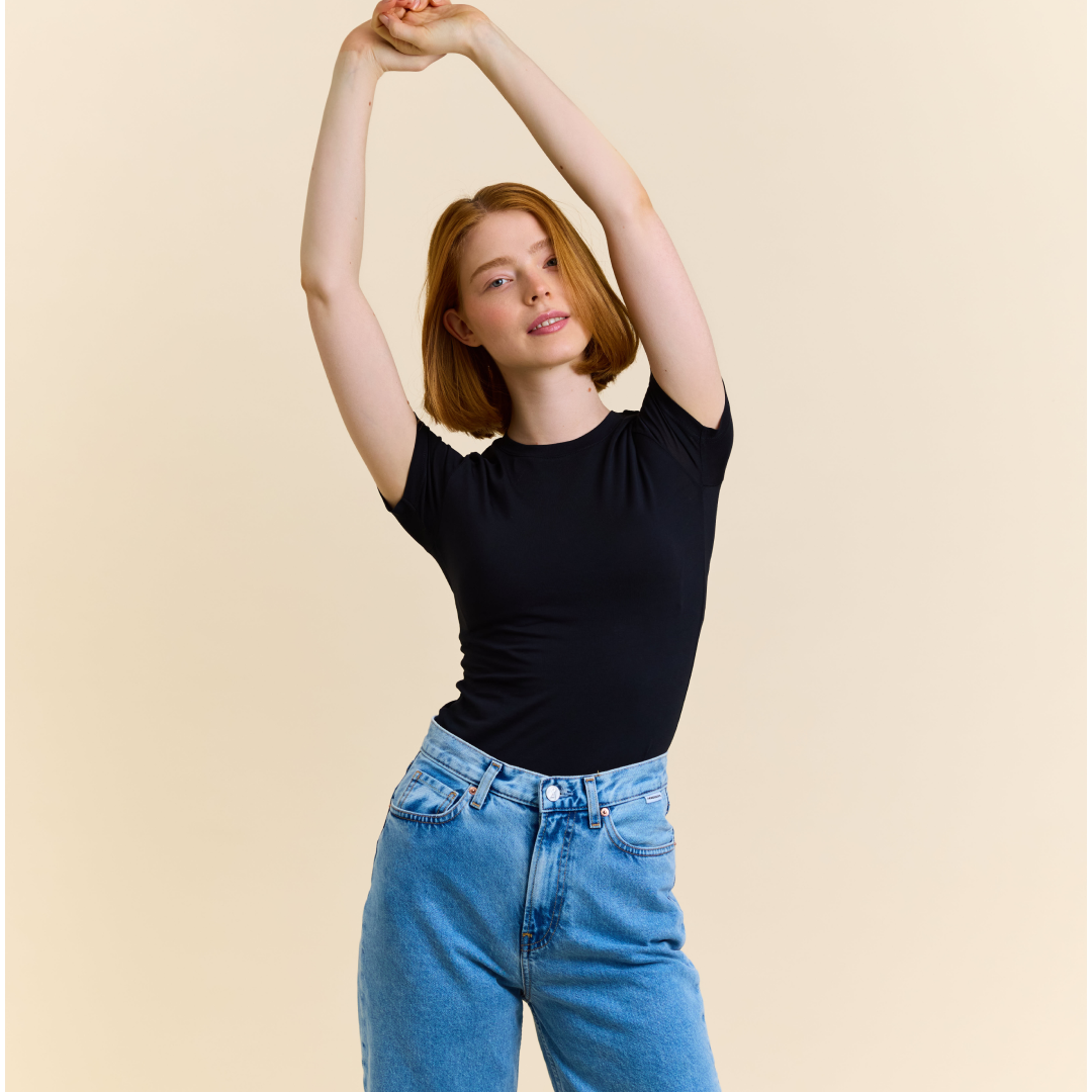 Tight T-Shirt aus Bio-Baumwolle in Schwarz